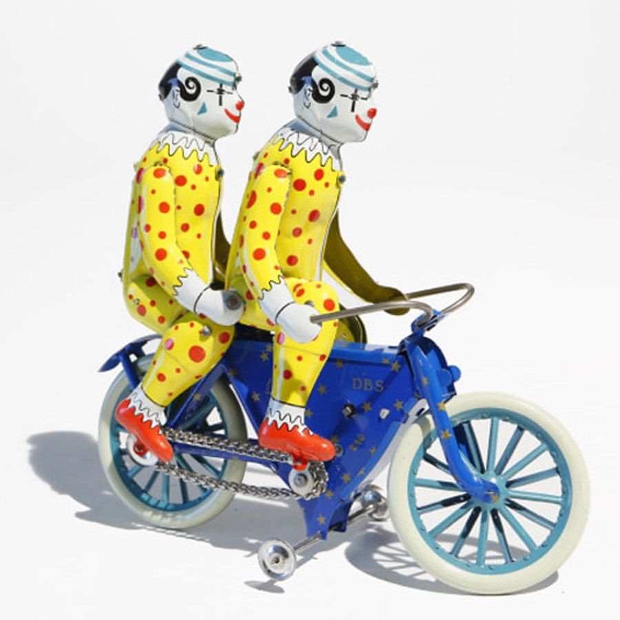 Två clowner på cykel - Klicka på bilden för att stänga