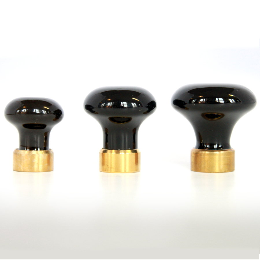 (bild för) Svart porslinsknopp med mässingsfäste i tre olika storlekar