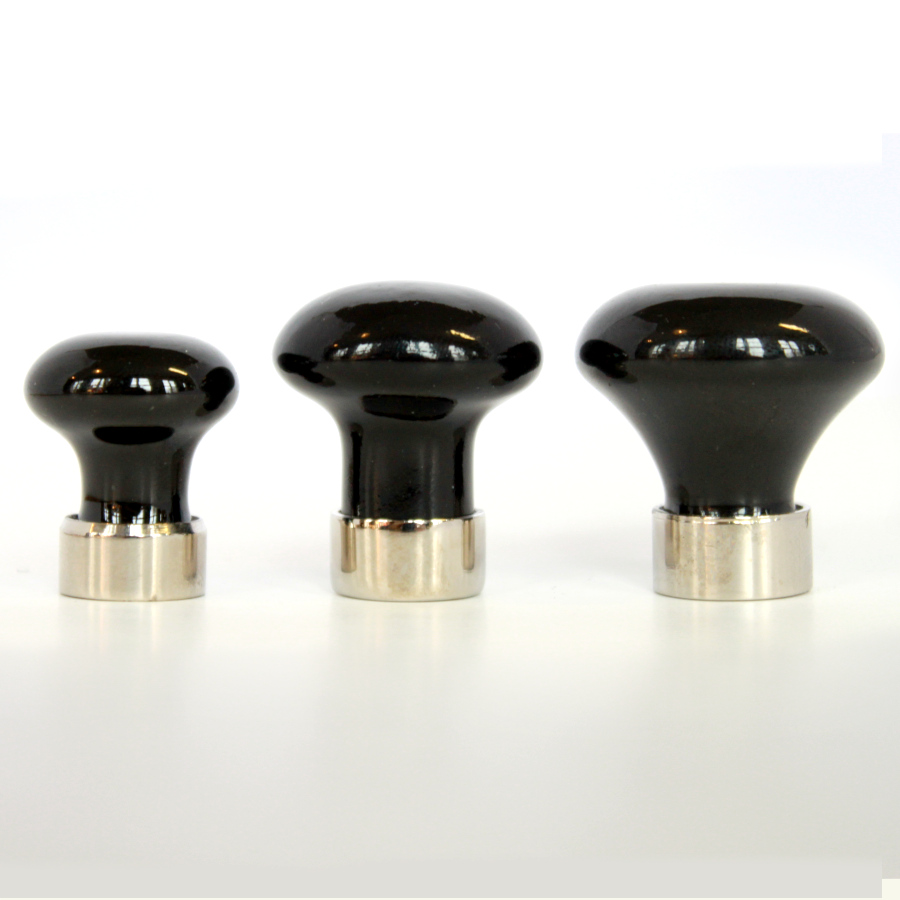 (bild för) Svart porslinsknopp med förnicklat fäste i tre olika storlekar