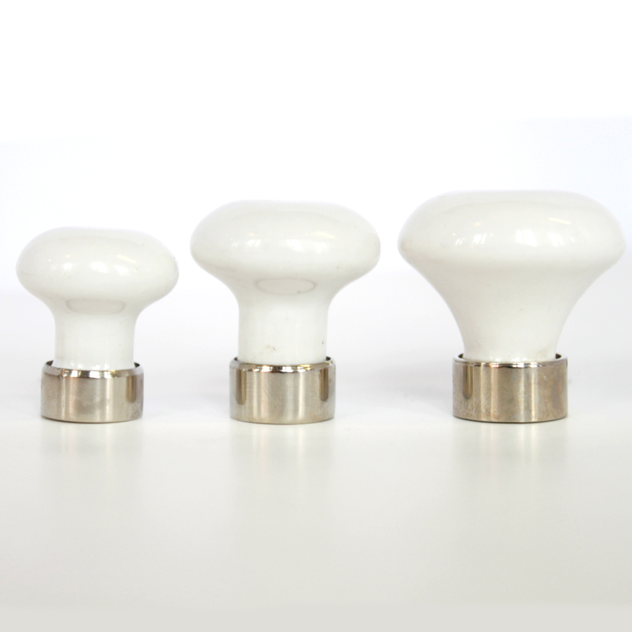 (bild för) Vit porslinsknopp med förnicklat fäste i tre olika storlekar