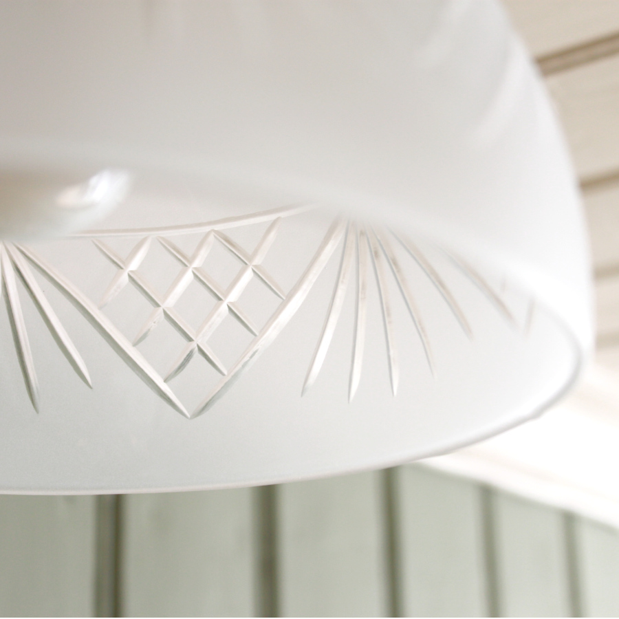 (bild för) Liten taklampa Berlin i olackad mässing vit etsad kupolformad kupa